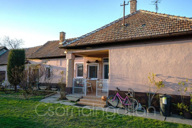 Sz�rf�ld - csal�di h�z elad� 3 szoba + �tkez�vel