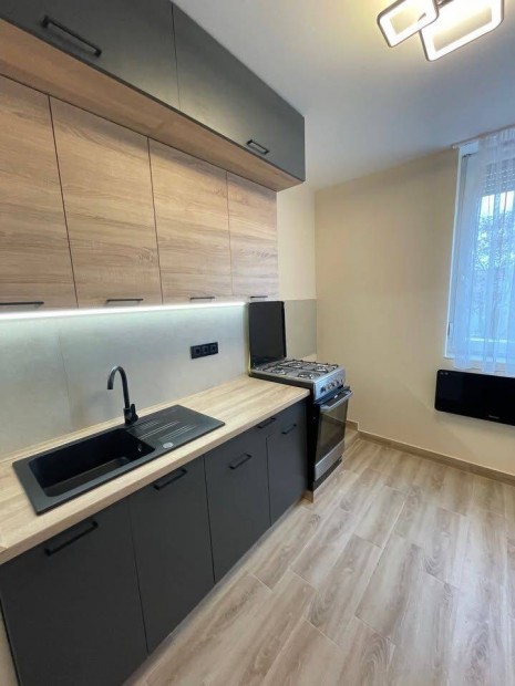 Szarvas utcai k�rforgalomn�l fel�j�tott 2 szob�s lak�s elad�