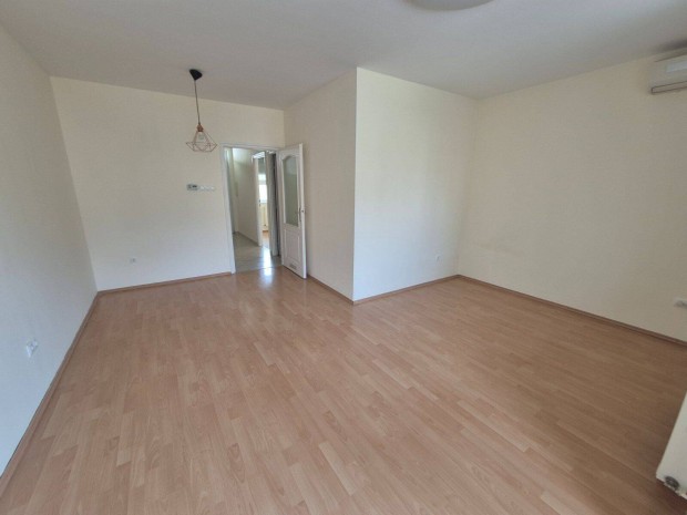 Szarvas utc�n liftes t�rsash�zi lak�s gar�zzsal hossz� t�vra kiad�