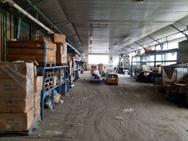 Szarvasi 380 m2-es raktár , utcára nyithatóan eladó