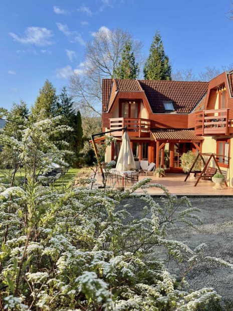 Szarvasokkal a reggeli k�v� mellett  panor�m�s erdei h�z a