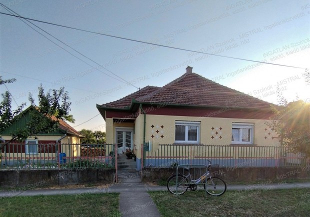 Szászberken jó állapotú kertes családi ház eladó !