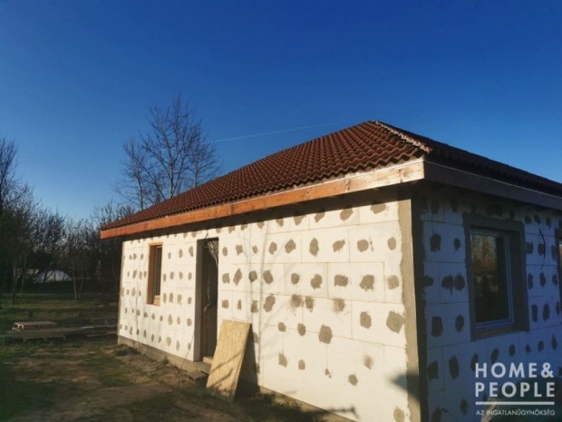 Szatymazi k�nny�szerkezetes h�z elad�!