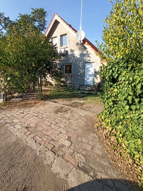 Szeged-Bakti kiskertekben, 110 m2 brutt/85 m2 nett, 5 szobs, ktsz