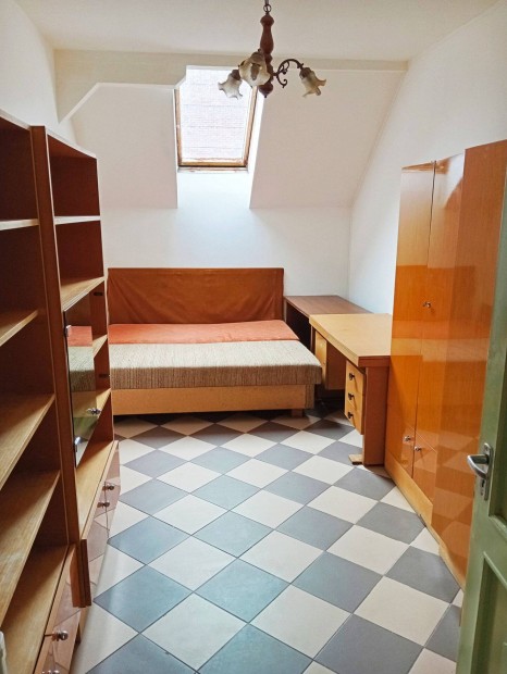 Szeged Belvárosában az Árkádnál szoba kiadó
