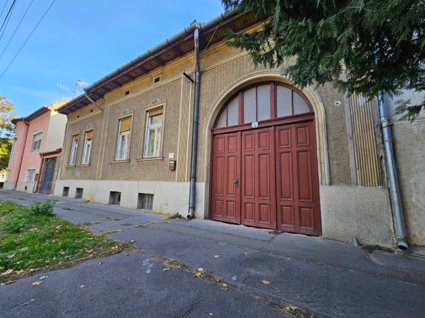 Szeged M�ty�s Kir�ly t�r 3/A, mag�nh�z elad�