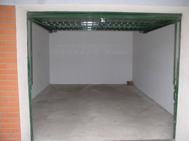 Szeged R�kuson a T�nd�r utc�ban 20 m2 udvari gar�zs elad�