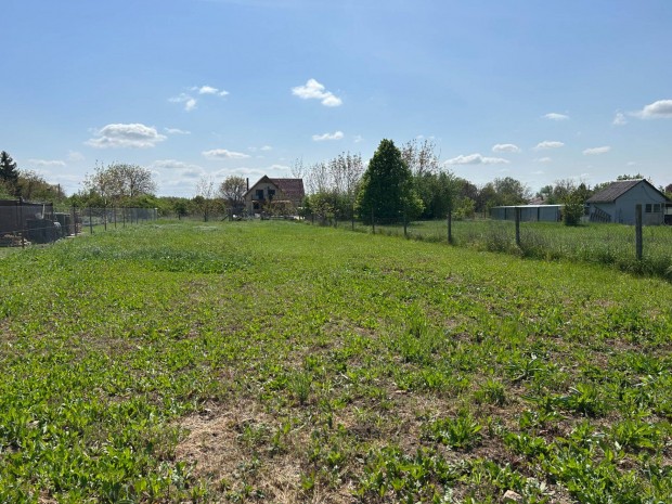 Szeged Újszegeden 1184 m2 zártkerti ingatlan eladó