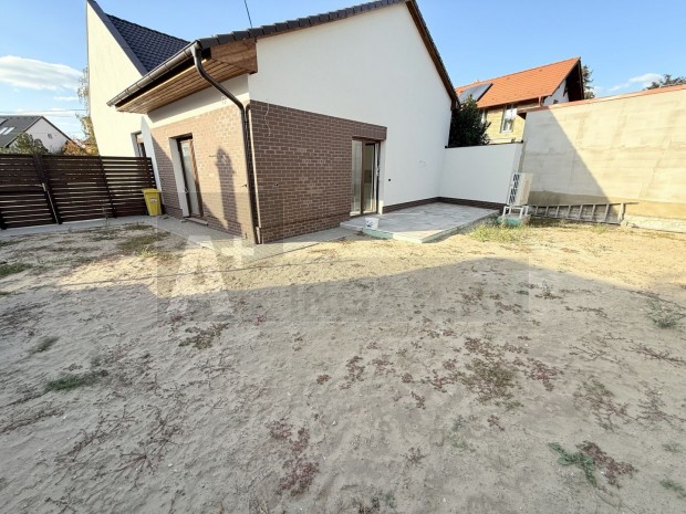 Szeged Z�gr�b utc�ban , f�ldszintes csal�di h�z elad�!