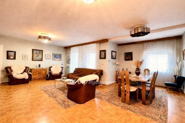 Szeged, Egyetemek k�zel�ben 4 szob�s 2.emeleti t�glalak�s