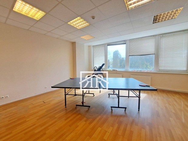 Szeged, Kossuth Lajos sgt-i 132 m2-es iroda Kiadó!