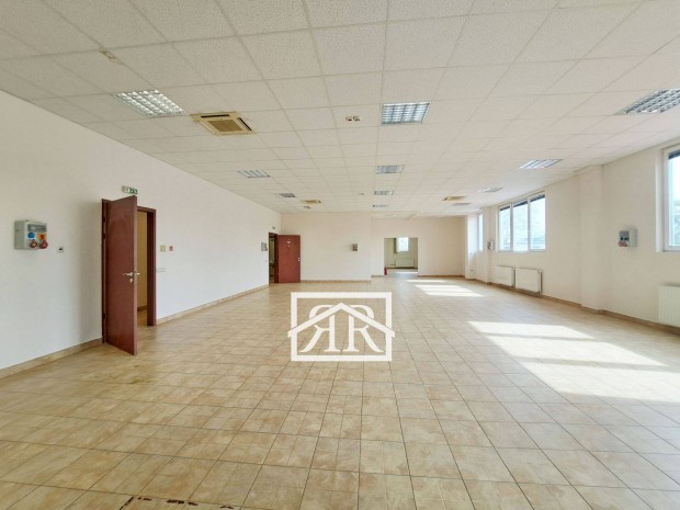 Szeged, Kossuth Lajos sgt-i 400 m2-es iroda Kiadó!