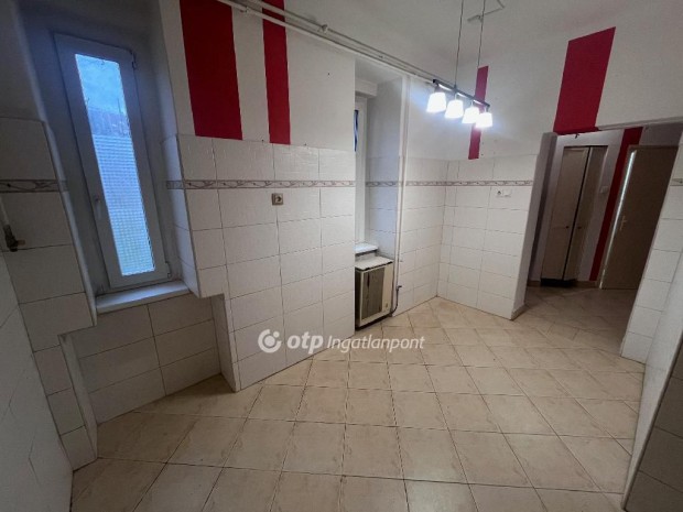 Szeged, R�kus, belv�roshoz k�zel es� r�sz�n 3 szob�s f�ldszinti lak�s