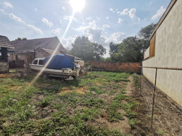 Szeged - Alsóváros csendes kertvárosias részén, a Szécsi utcában, 587m
