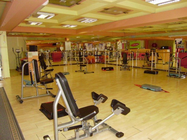 Szeged belv�ros�ban 285 m2-es, 7 helyis�gb�l �ll�, utcafronti bej�rat