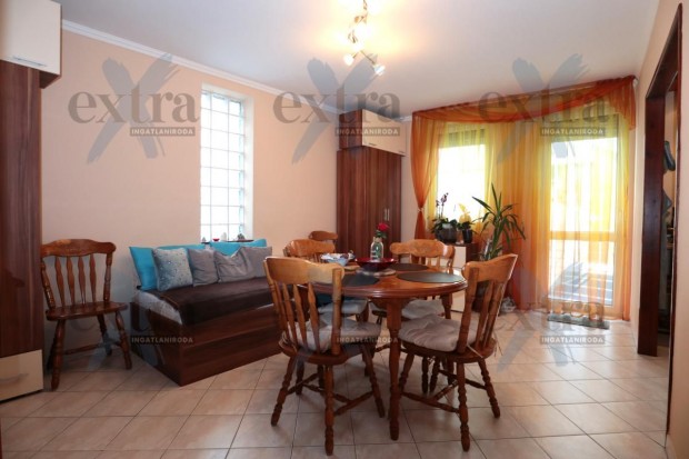 Szegeden 5 percre a TIK-t�l, fel�j�tott, els� emeleti, erk�lyes