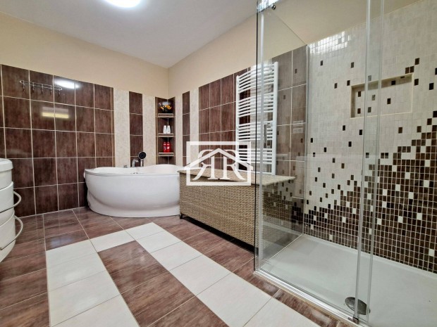 Szegeden, a Kristály utcához közel, 184 m2-es családi ház eladó!