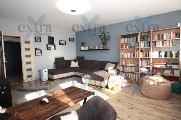 Szegeden a Klapka t�ren, nappali + 2 h�l�s, fel�j�tott T�glalak�s