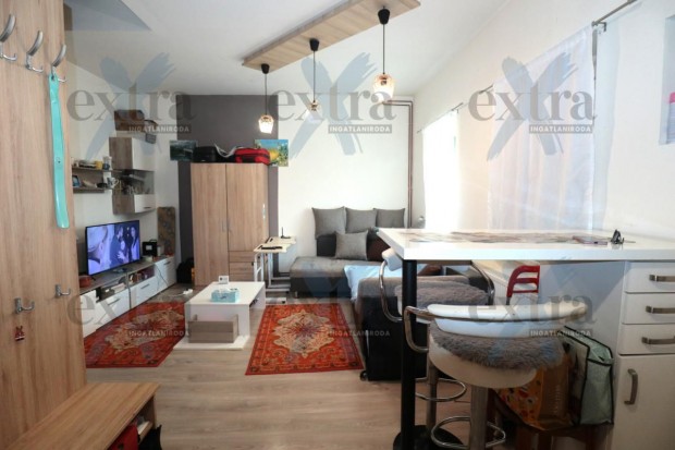 Szegeden a Korm�nyos utc�ban, bels� k�tszintes, kis T�glalak�s Elad�!