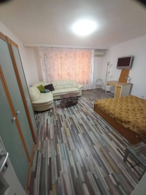 Szegeden az egyetemek mellett 65 m2-es, 2 tágas, külön bejáratú szobás