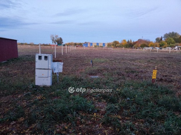 Szegedi 2000 nm-es telek elad�