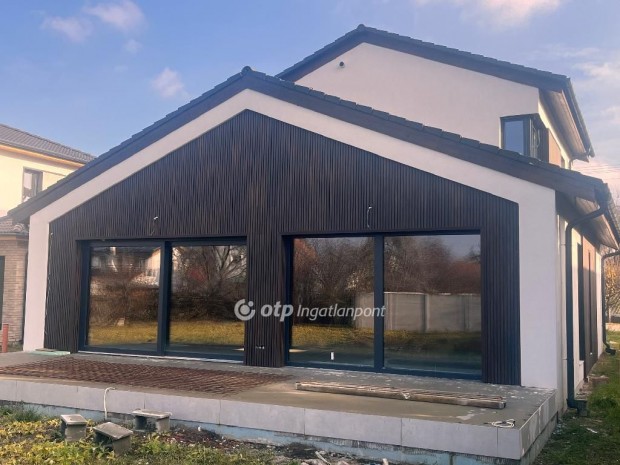 Szegedi 203 nm-es h�z elad�