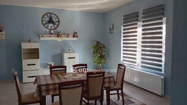 Szegedi 240 nm-es lak�s kiad�