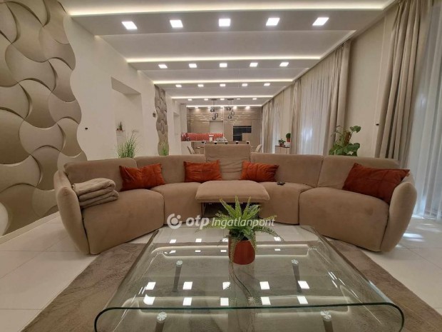 Szegedi 302 nm-es lak�s elad�