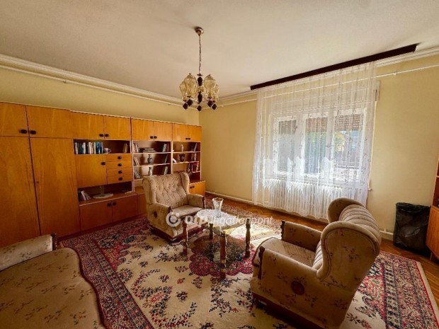 Szegedi elad� 120 nm-es h�z