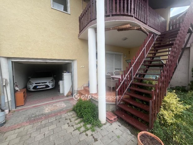 Szegedi elad� 140 nm-es h�z