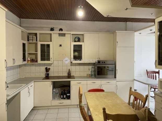 Szegedi elad� 213 nm-es h�z