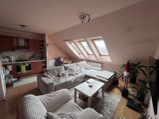 Szegedi elad� 56 nm-es lak�s