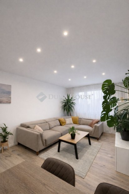 Szegedi elad� 56 nm-es lak�s