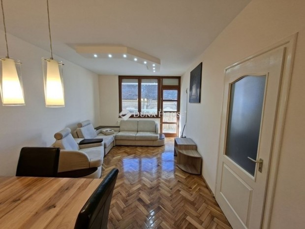 Szegedi elad� 64 nm-es lak�s