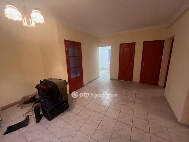 Szegedi elad� 80 nm-es h�z