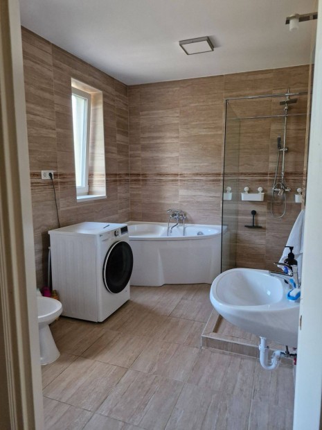 Szegedi h�z v�llalkoz�sra alkalmasan elad�