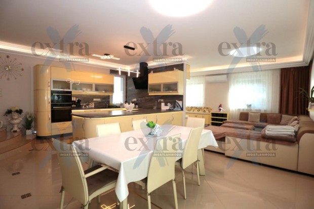 Szegedt�l 20 km-re csendes, nyugodt k�rnyezetben Luxus Csal�di h�z