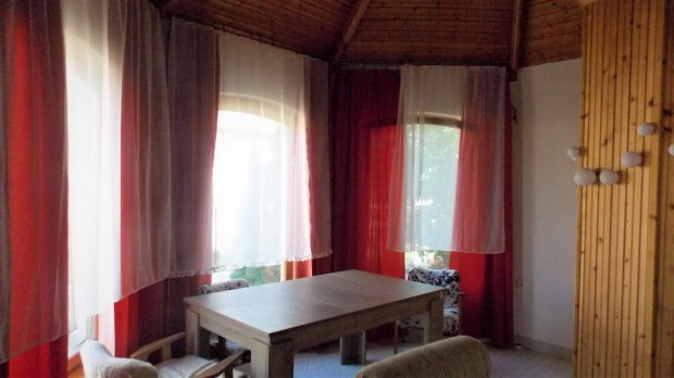 Szegedt�l 25 percre h�z + m�hely elad�