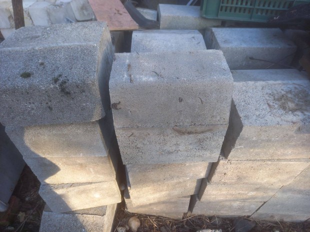 Szeglyk ,szrke szn, kiemelt beton ( 252515 cm) elad