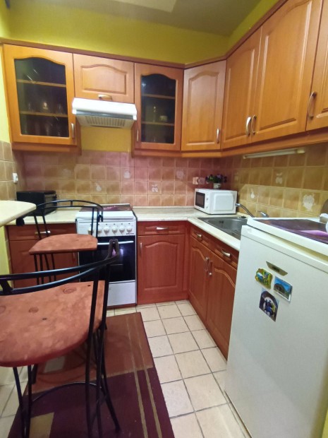 Szegf� utc�n k�t szob�s lak�s elad�