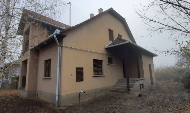 Szegv�r csendes, j�l megk�zel�thet� r�sz�n csal�di h�z