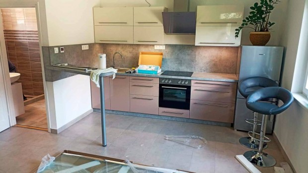 Sz�kefeh�rv�ron St�di�lak�s kiad�