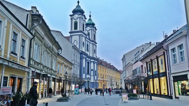 Székesfehérvár, Belváros Szívében, Fő u. Kirakatos , Üzlet Eladó
