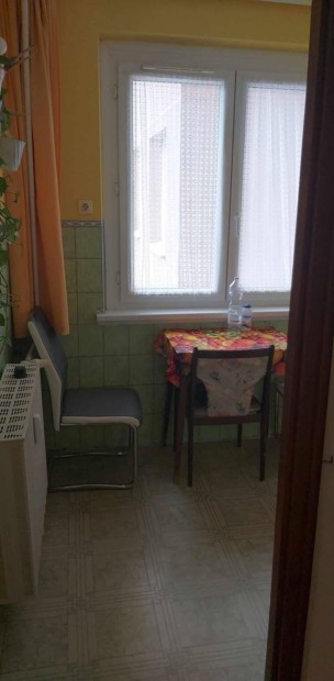 Sz�kesfeh�rv�r elad� lak�s