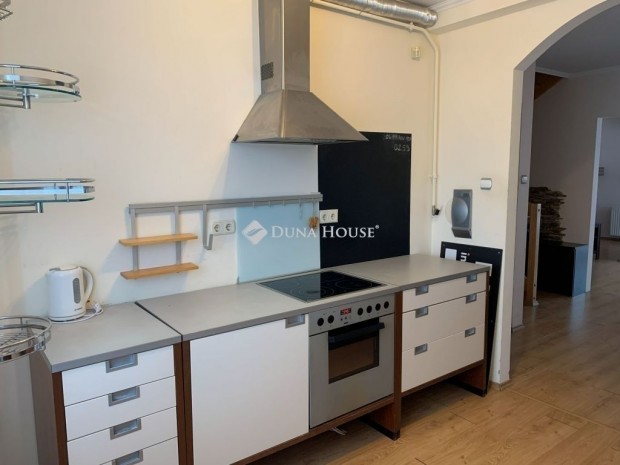 Sz�kesfeh�rv�ri 100 nm-es lak�s elad�