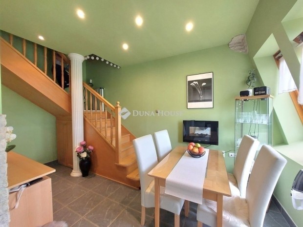 Sz�kesfeh�rv�ri 108 nm-es lak�s elad�