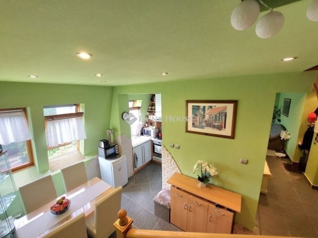 Sz�kesfeh�rv�ri 108 nm-es lak�s elad�