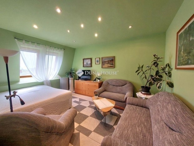 Sz�kesfeh�rv�ri 108 nm-es lak�s elad�