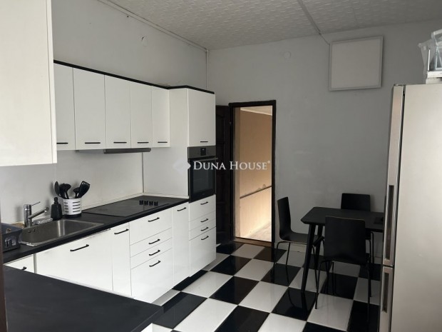 Sz�kesfeh�rv�ri 136 nm-es h�z elad�