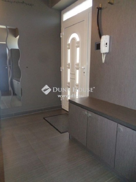 Sz�kesfeh�rv�ri 176 nm-es h�z elad�